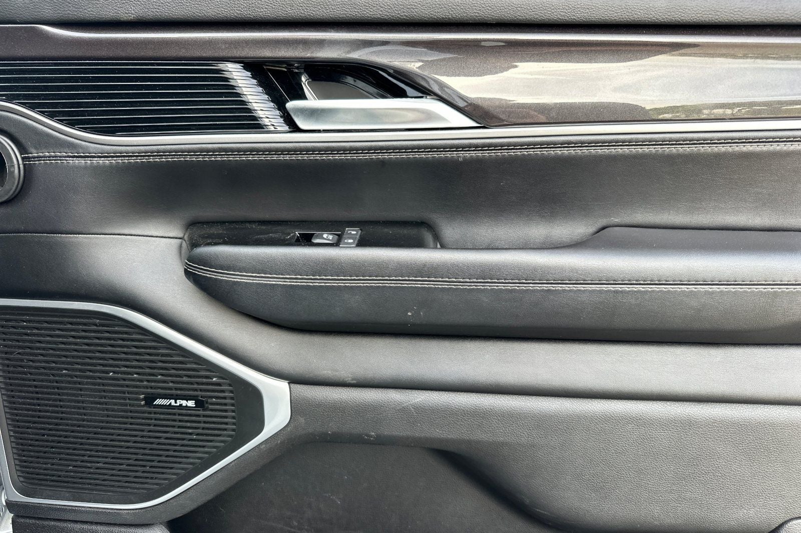 2023 Jeep Wagoneer Base