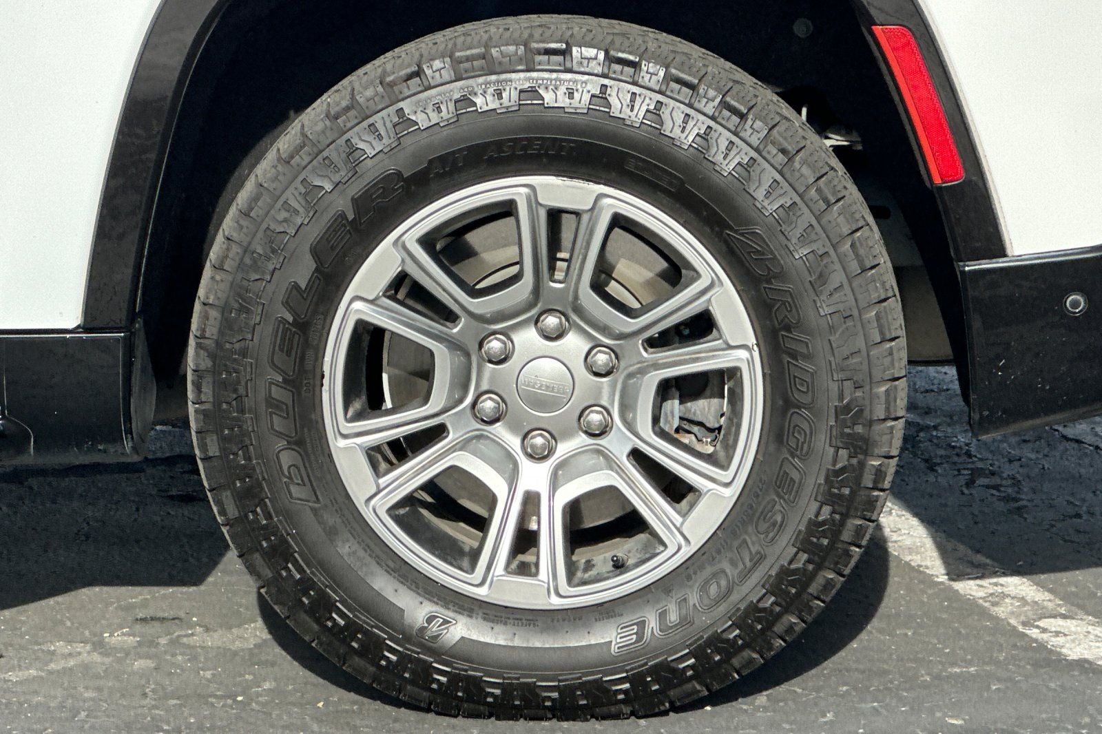 2023 Jeep Wagoneer Base