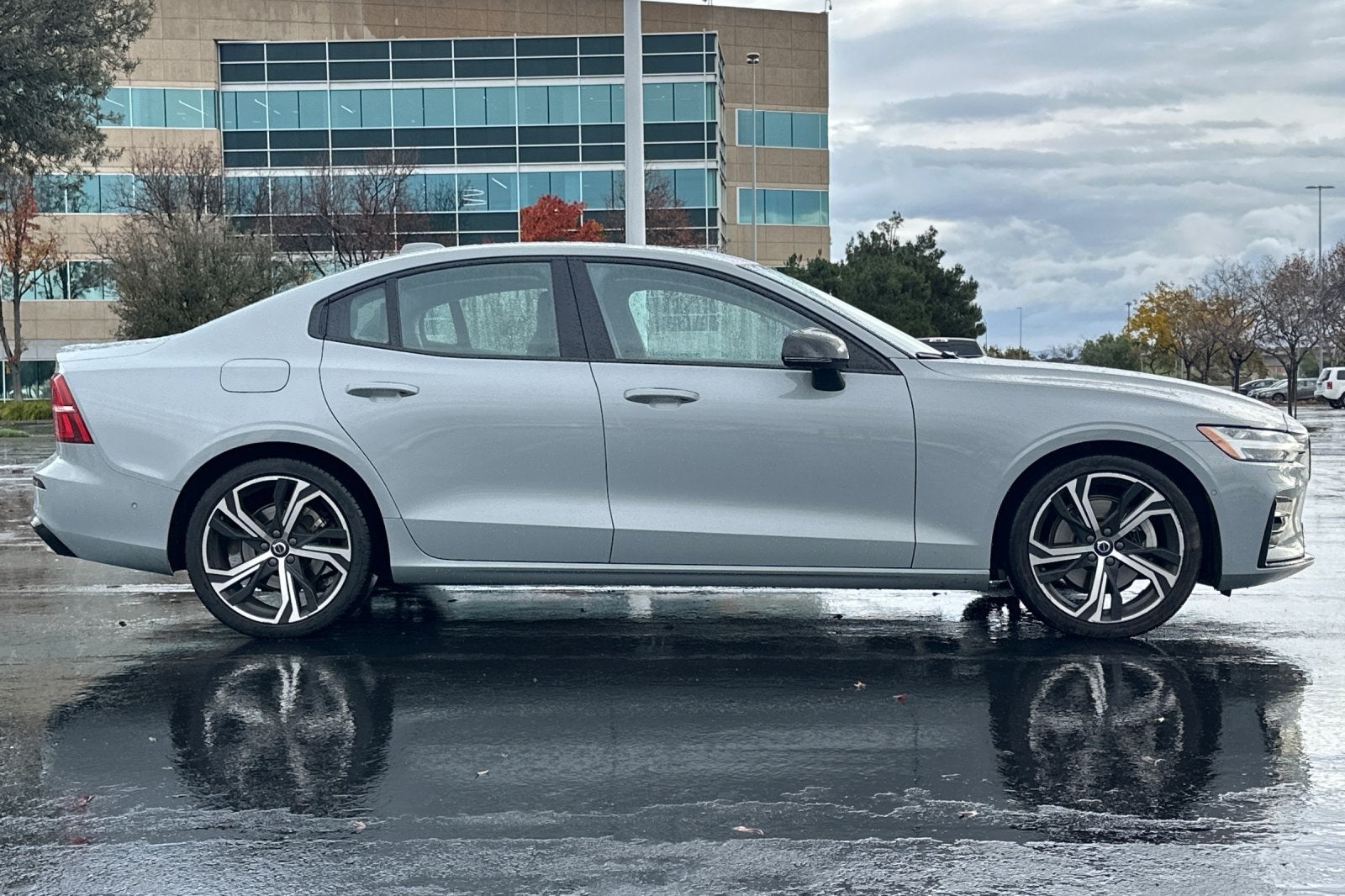2024 Volvo S60 B5 Plus Dark Theme