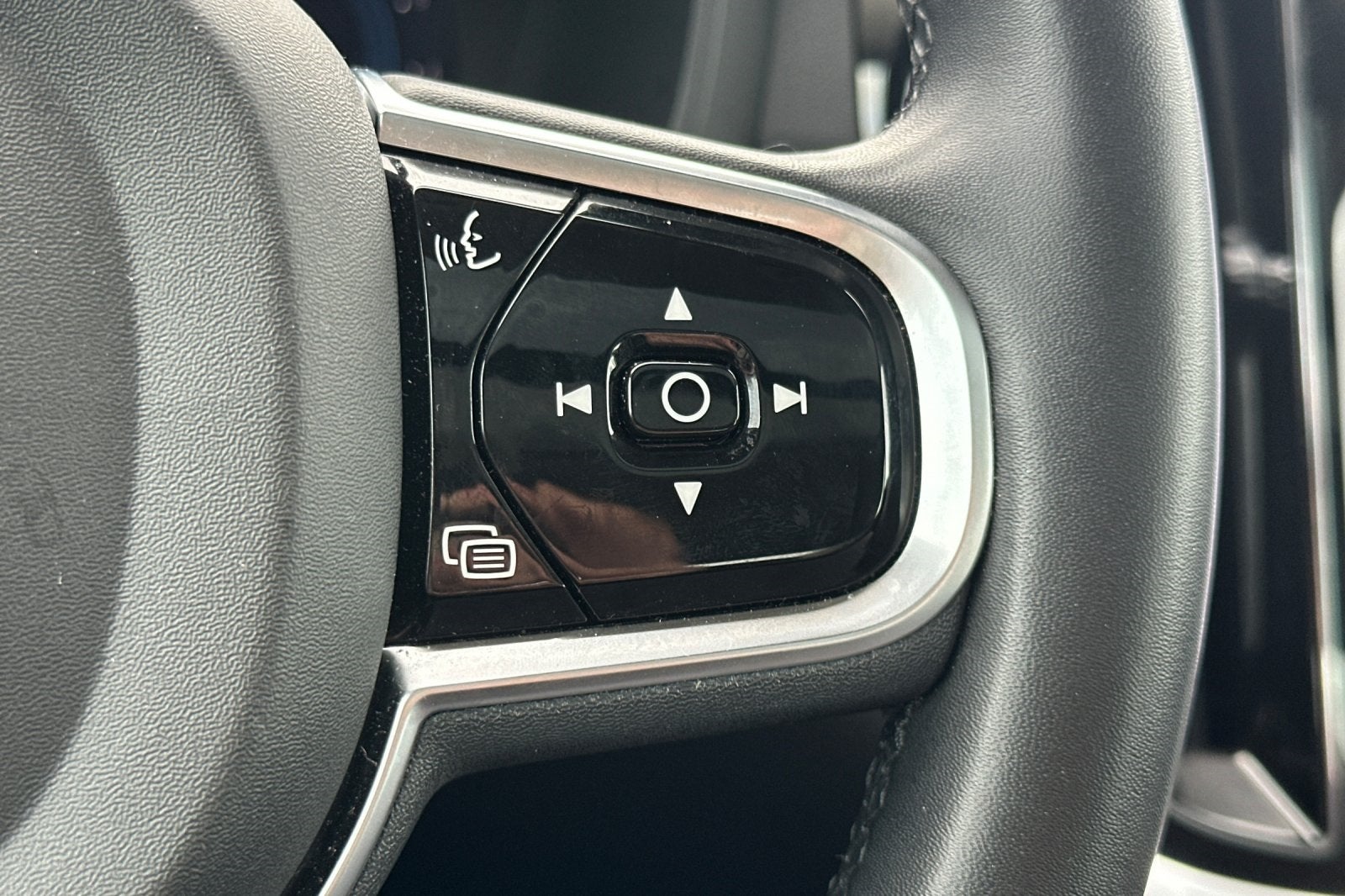 2024 Volvo S60 B5 Plus Dark Theme