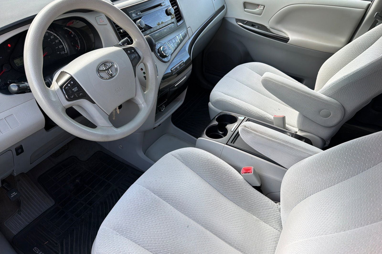 2014 Toyota Sienna LE 8 Passenger