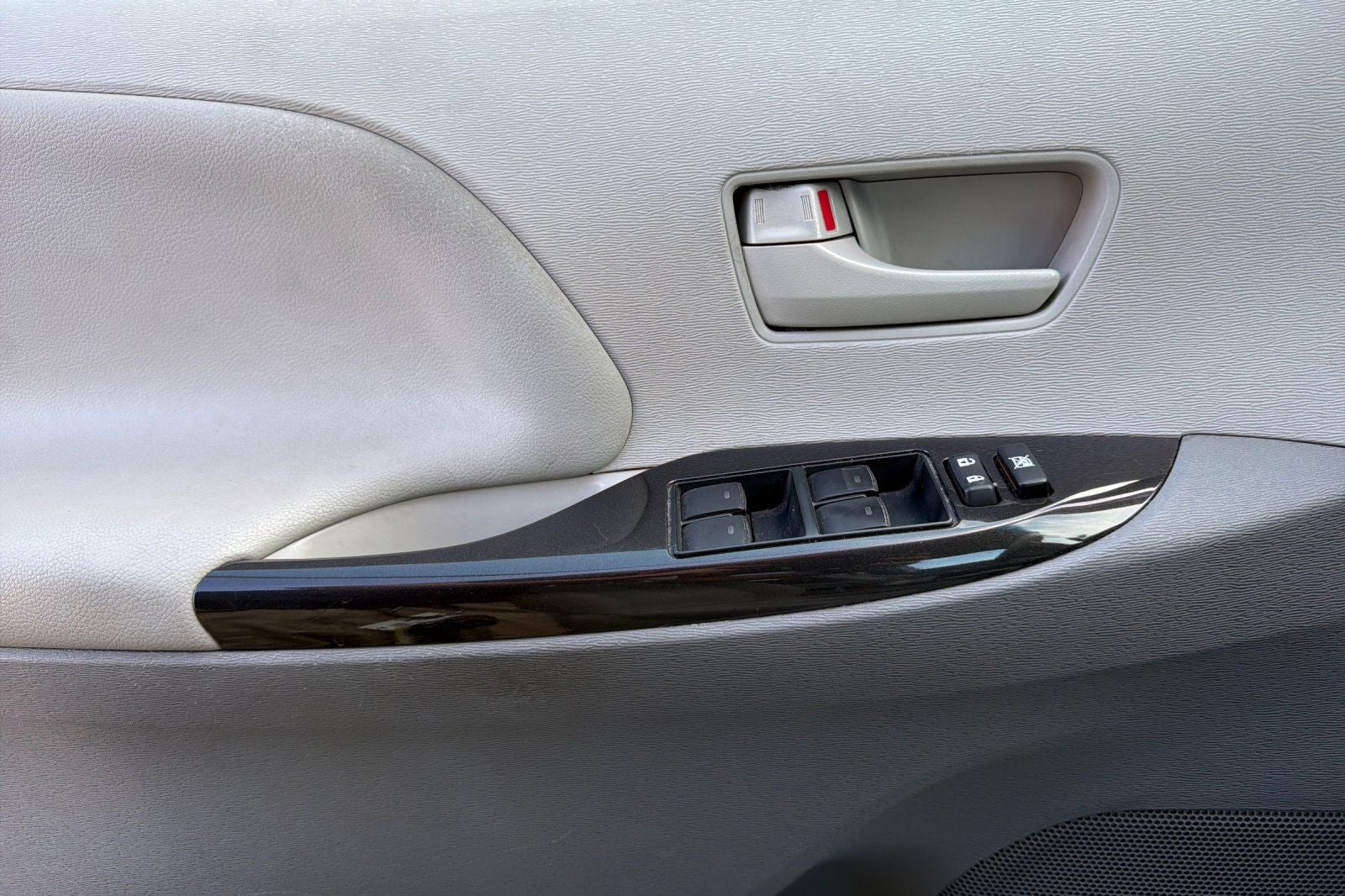 2014 Toyota Sienna LE 8 Passenger