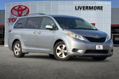 2014 Toyota Sienna LE 8 Passenger
