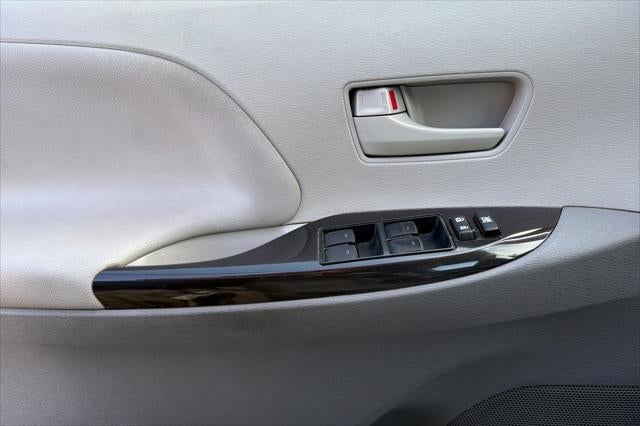 2014 Toyota Sienna LE 8 Passenger