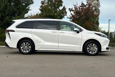 2026 Toyota Sienna LE 8 Passenger