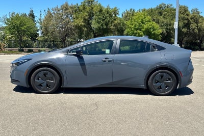 2025 Toyota Prius LE