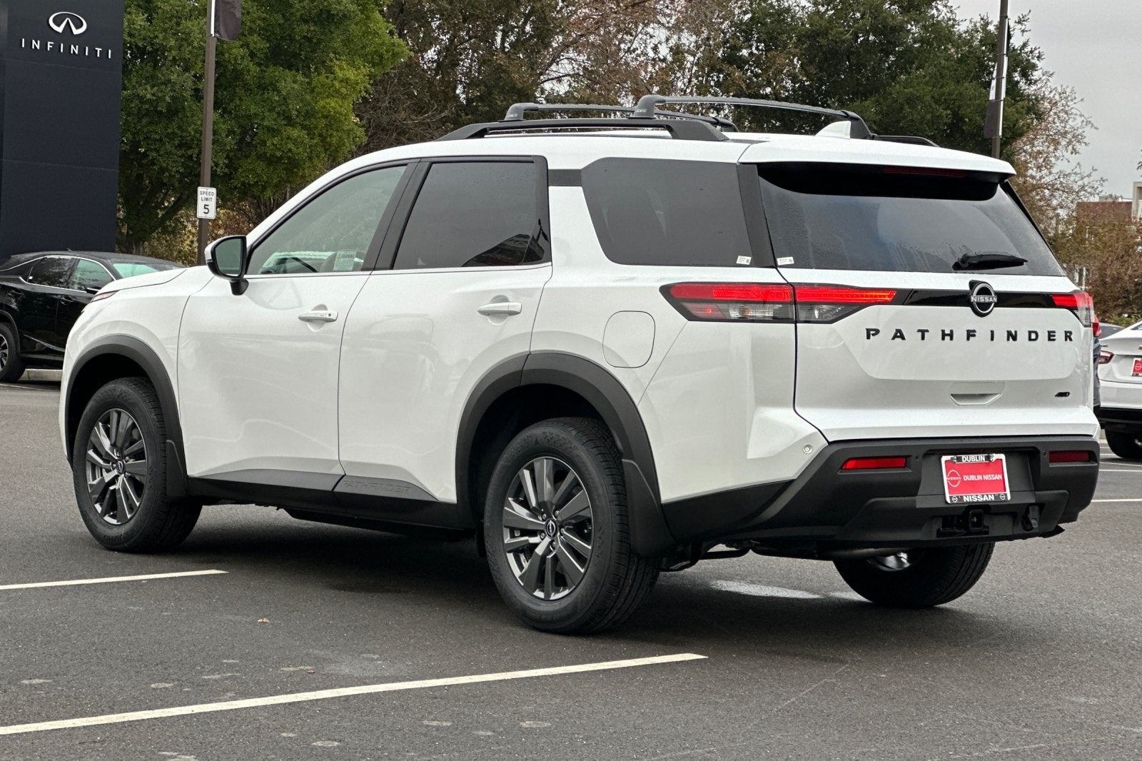 2025 Nissan Pathfinder SV