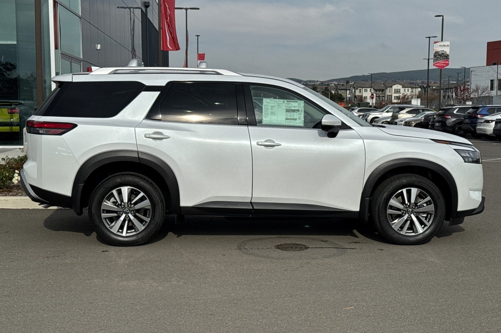 2025 Nissan Pathfinder SL