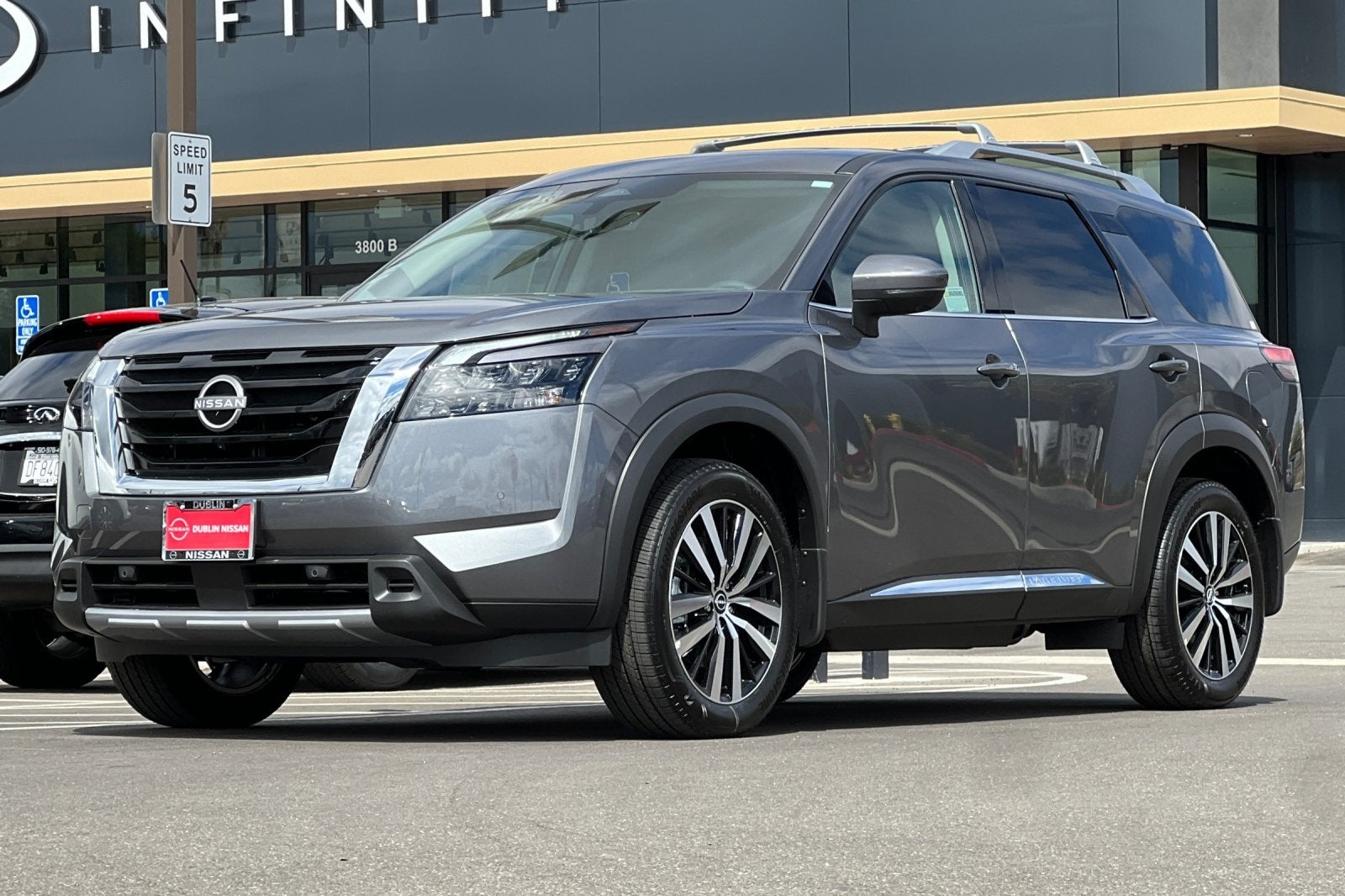 2025 Nissan Pathfinder Platinum