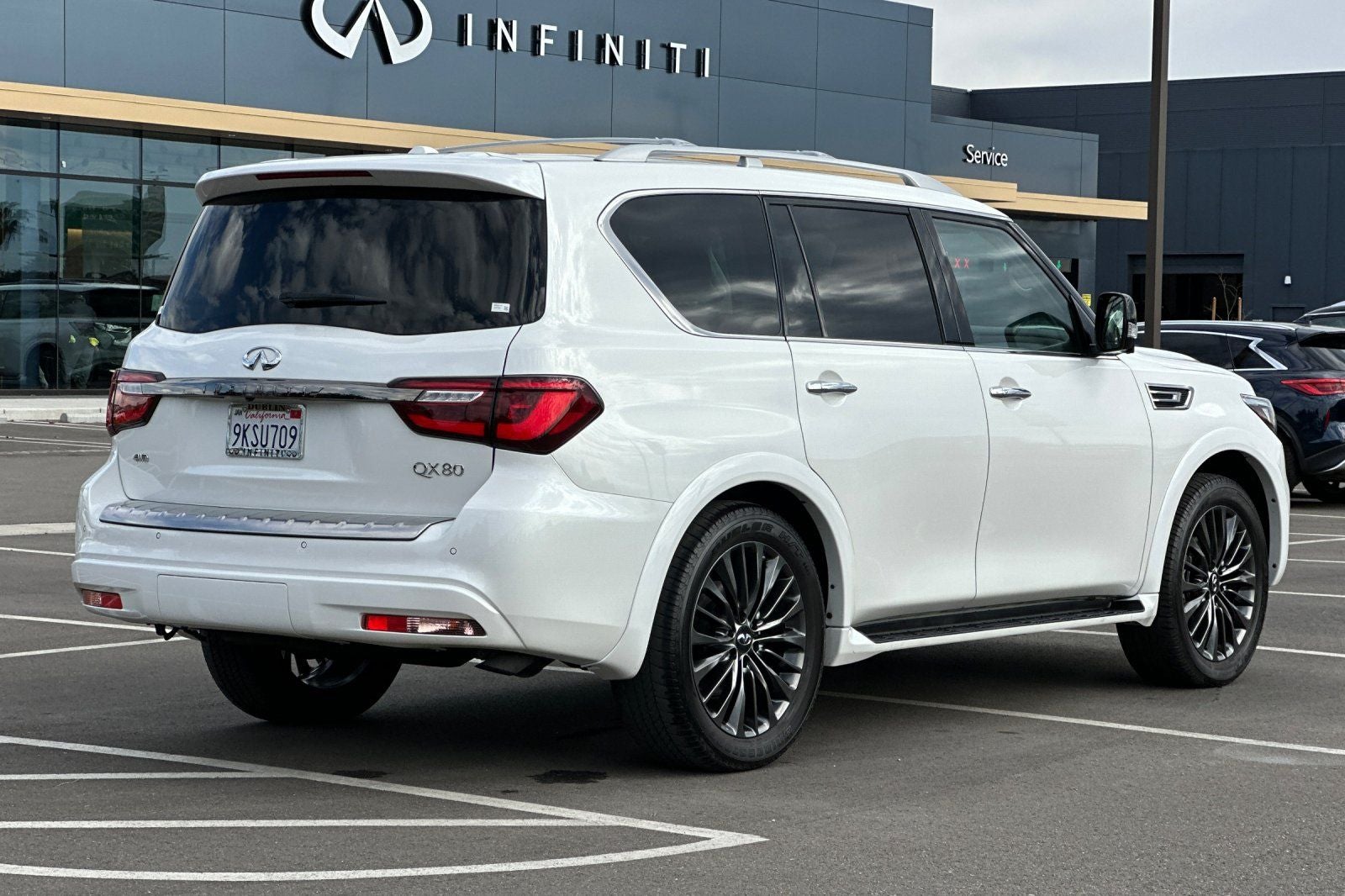 2023 INFINITI QX80 Premium Select