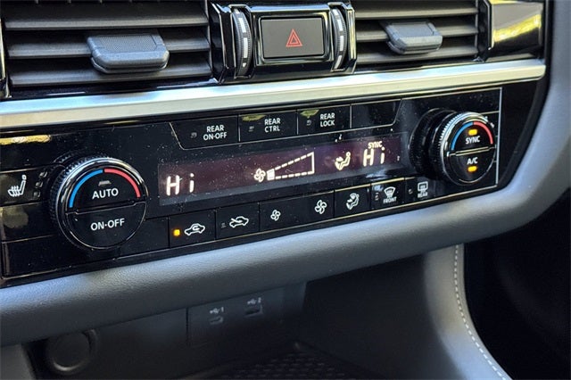 2025 Nissan Pathfinder SV