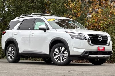 2025 Nissan Pathfinder SL