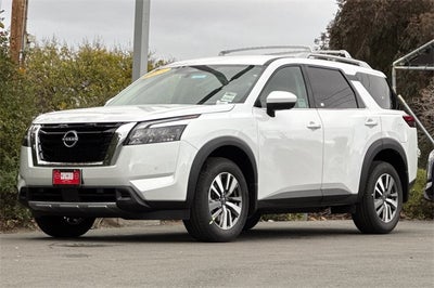 2025 Nissan Pathfinder SL